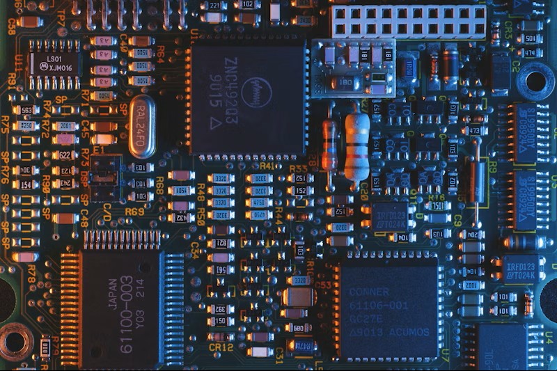Server thermal management hardware with heat sink and thermal pad.